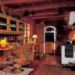 Aby wykończyć ten dom, właściciele kupili jeszcz trzy rozebrane drewniane chaty. Dzięki temu tylko drzwi, okna i dach są