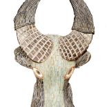 Afrykańska maska przypominająca głowę bawaołu. Fot East News