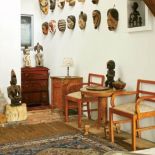 Afrykańskie maski i figurki świetnie pasują do kolekcji mebli art deco.