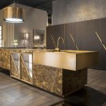 AIDA, dizajnerska wyspa z tureckiego marmuru i metalu, podświetlane lustrzane szafki, projekt: Studio Viganò, SCIC