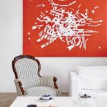 Akcenty kolorystyczne: obrazy pana domu, książki i kwiaty.