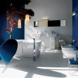 Akrylowa wanna kosztuje 7500 zł, umywalka – 750 zł, wc – 1890 zł. LAUFEN