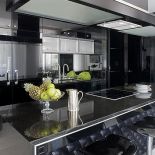 Aksamit pojawia się w zaskakującym miejscu: na wyspie kuchennej. Wysadzany jest kryształkami i dżetami. Prawdziwy glamour.