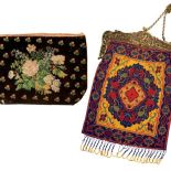 Aksamitna saszetka haftowana jedwabnymi nićmi. Na awersie krajobraz romantyczny, na rewersie kompozycja kwiatowa, ok. 1840