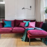 sofa w kolorze fuksji w salonie