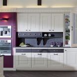 Alicante pełna udogodnień: za klasycznymi ramiakowymi frontami kryją się dwie szuflady otwierane przez lekkie