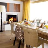 Żadnych dizajnerskich sztuczek – prosto i wstrzemięźliwie we wnętrzu.