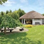 Altana jest w każdym ogrodzie, który projektują małgosia i Marek. Ta ma 60 metrów, kryty strzechą dach i prawdziwą