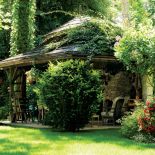 Altanę a la wiejska chata właściciele zobaczyli w ogrodzie projektanta i od razu zażyczyli sobie podobną.