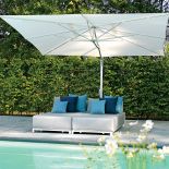 Aluminiowe łóżko Samos (13 214 zł) i parasol Capri (9886 zł), Decolor Home Garden