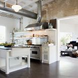 Amy ma słabośc do kryształowych żyrandoli. Uważa, że wyglądają intrygująco obok przemysłowych rur pod sufitem