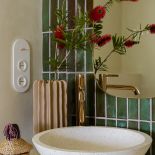 beżowa łazienka z zielonymi płytkami