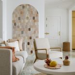 kącik wypoczynkowy w salonie boho