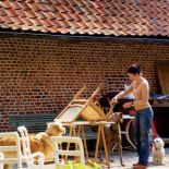 Andrée z każdego banalnego mebla potrafi wyczarować intrygujący zabytek.