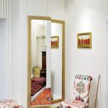 Andrzej nie wiesza tkanin na ścianach. Kaukaskimi haftami obił meble i uważa, że cięcie im nie zaszkodziło.