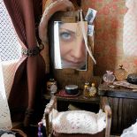 Aneta Popiel-Machnicka przegląda się w lustrze panny Julii.