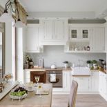 Angielska kuchnia z litego drewna od zawsze była marzeniem właścicielki. Jej ciekawy charakter podkreśla ceramiczny
