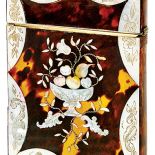 Angielski wizytownik z masy perłowej dekorowanej skorupą żółwia, około 1860 r., z kolekcji Włodzimierza Hermana,