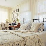 Angielskie tapety, poduszki i narzuta z Galerii Wnętrz.