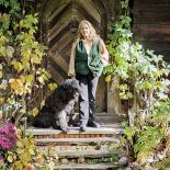 Anna Dębska rzeźbi zwierzęta. Jej drewniany dom stoi w lesie, a pomiędzy drzewami stoi mnóstwo rzeźb.