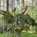 Anna Dębska rzeźbi zwierzęta. Jej drewniany dom stoi w lesie, a pomiędzy drzewami stoi mnóstwo rzeźb.