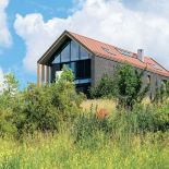 Antracytowa elewacja jest pomysłem Wojtka Kurzaka. Projektantka Dorota Gwizdak powtórzyła ten kolor w domu -