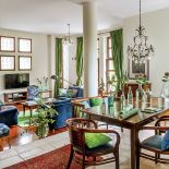 Antyczne dekoracje: kute żyrandole z kryształkami, gąsiory z lanego szkła, wazon Émile’a Gallé z początku XX wieku.