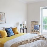 Antyki i orientalne wzory w białym przestronnym wnętrzu.