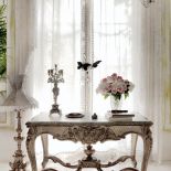 Antyki, pióra i ściany w koronkach są wizytówką Madame Sera.