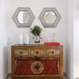 Antyki pochodzą z lokalnych targów staroci, niektóre z Europy.