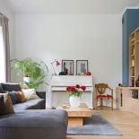 stare meble w nowoczesnym salonie