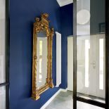 granatowa ściana w przedpokoju