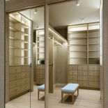 garderoba w mieszkaniu urządzonym jak siedlisko