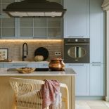 niebieska kuchnia z drewnem