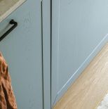 niebieska kuchnia w mieszkaniu urządzonym jak siedlisko