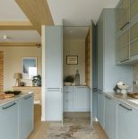 niebieska kuchnia w mieszkaniu urządzonym jak siedlisko