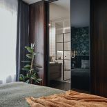 drzwi do łazienki ukryte w szafie