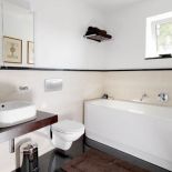 Apartament w parku nad stawem ma wszystkie zalety willi z ogrodem. Nowoczesny i wygodny.