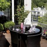 Apartament w parku nad stawem ma wszystkie zalety willi z ogrodem. Nowoczesny i wygodny.