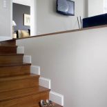 Apartament w parku nad stawem ma wszystkie zalety willi z ogrodem. Nowoczesny i wygodny.