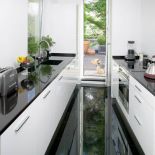 Apartament w parku nad stawem ma wszystkie zalety willi z ogrodem. Nowoczesny i wygodny.