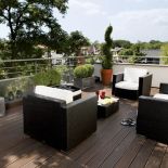 Apartament w parku nad stawem ma wszystkie zalety willi z ogrodem. Nowoczesny i wygodny.