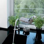 Apartament w parku nad stawem ma wszystkie zalety willi z ogrodem. Nowoczesny i wygodny.