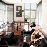 Apartament w parku nad stawem ma wszystkie zalety willi z ogrodem. Nowoczesny i wygodny.