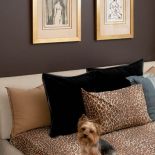 Apartament w parku nad stawem ma wszystkie zalety willi z ogrodem. Nowoczesny i wygodny.