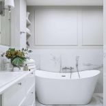 biała łazienka styl klasyczny z nowoczesnym