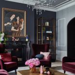 ciemne kolory ścian i złote dodatki w salonie