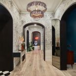 tapeta na ścianach w holu