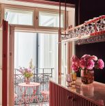 różowy pokój kinowy z barem