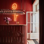 różowy bar z neonem flaminga